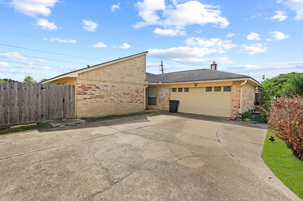 16315 La Luna Dr, Houston, TX 77083-1008