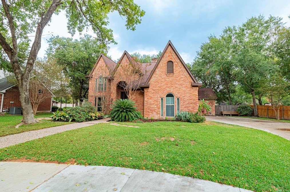 1102 Walden Cir, Sugar Land, TX 77498-2661