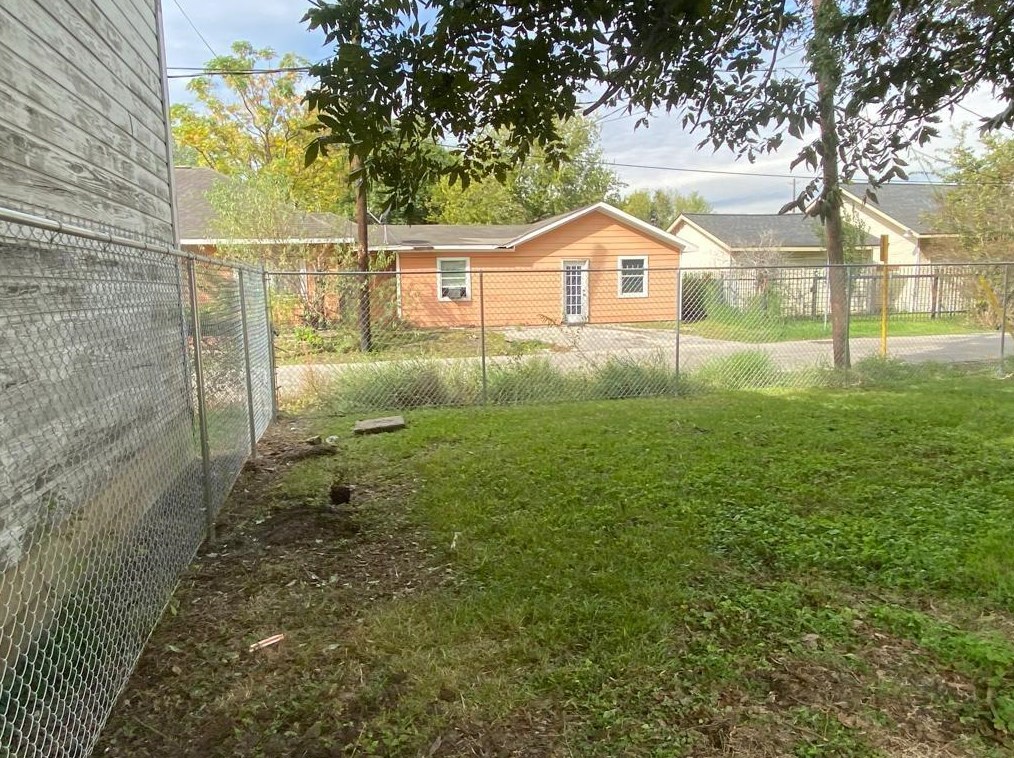 1910 Athos St, Houston TX  77012-3316 exterior