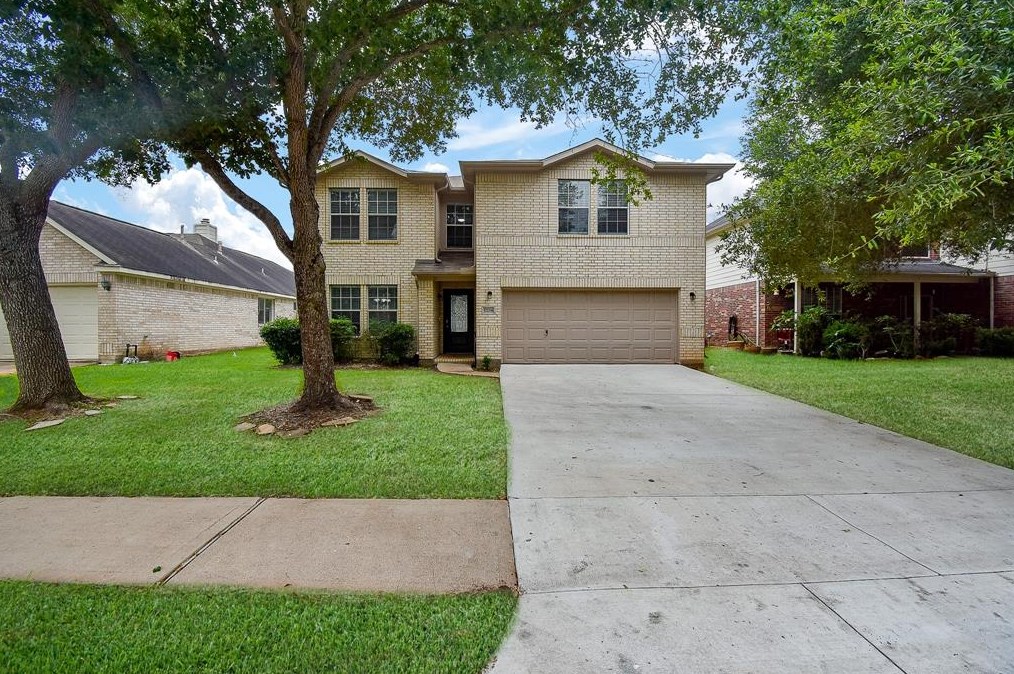 17234 Maple Hollow Dr, Sugar Land, TX 77498-7389