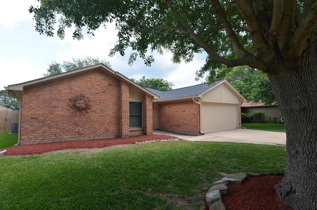 414 Capehill, Houston TX  77598-2618 exterior