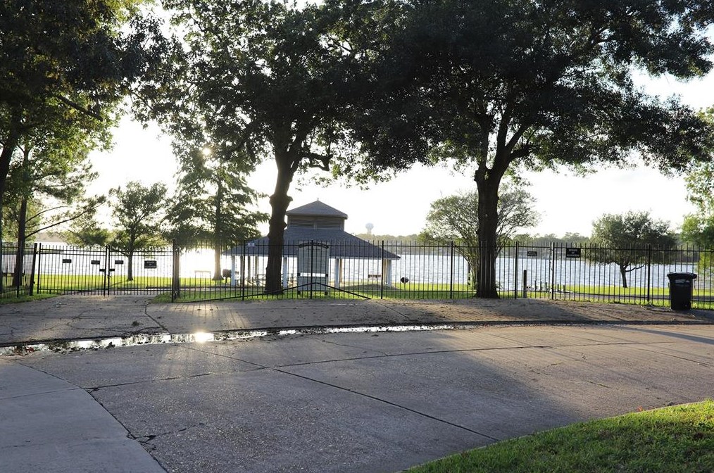 307 Whitecap Dr, Taylor Lake Village, TX 77586