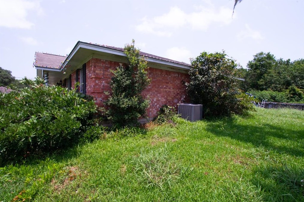 221 Jamison Dr, Angleton, TX 77515-9450
