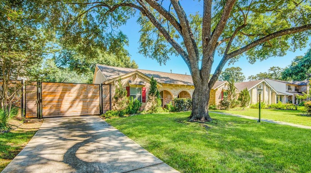 210 Magic Oaks Dr, Spring, TX 77388-5970