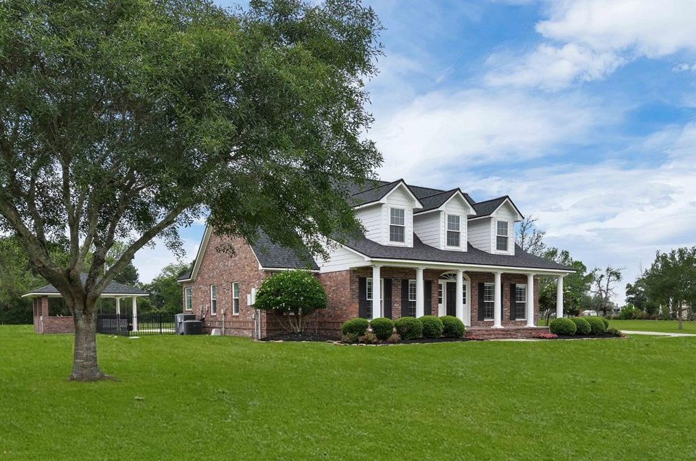 9006 Point Dr, Baytown, TX 77523-8311