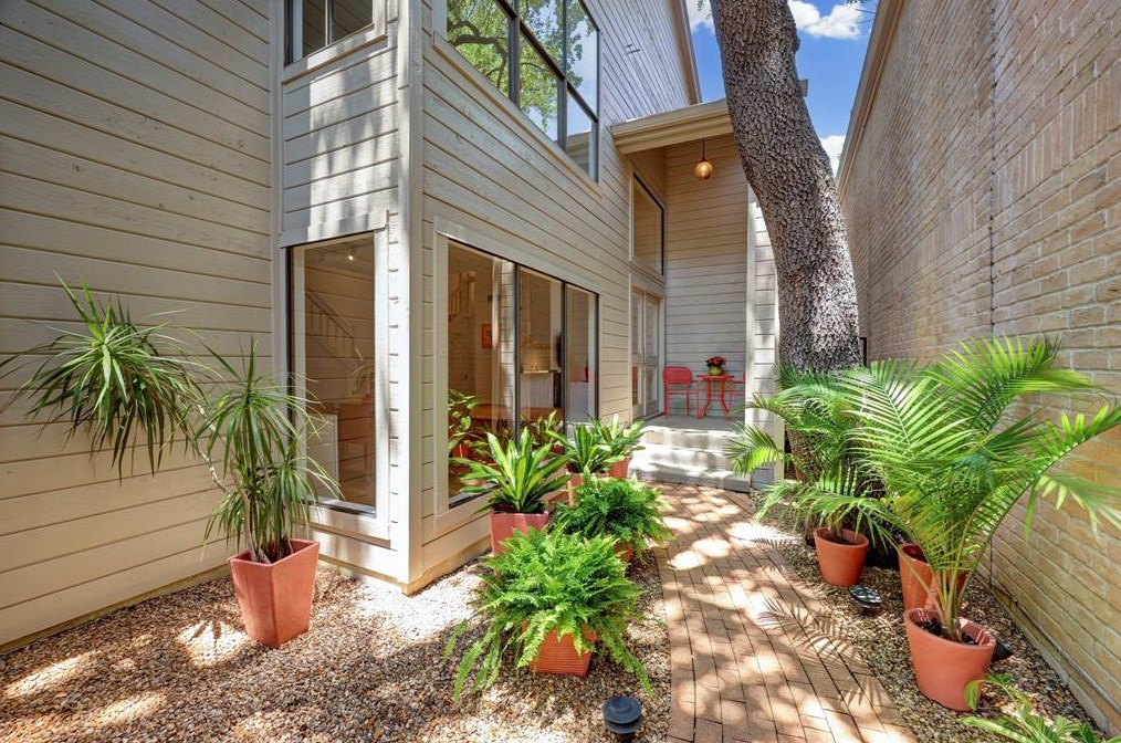 8921 Briar Forest Dr, Houston, TX 77024-7218