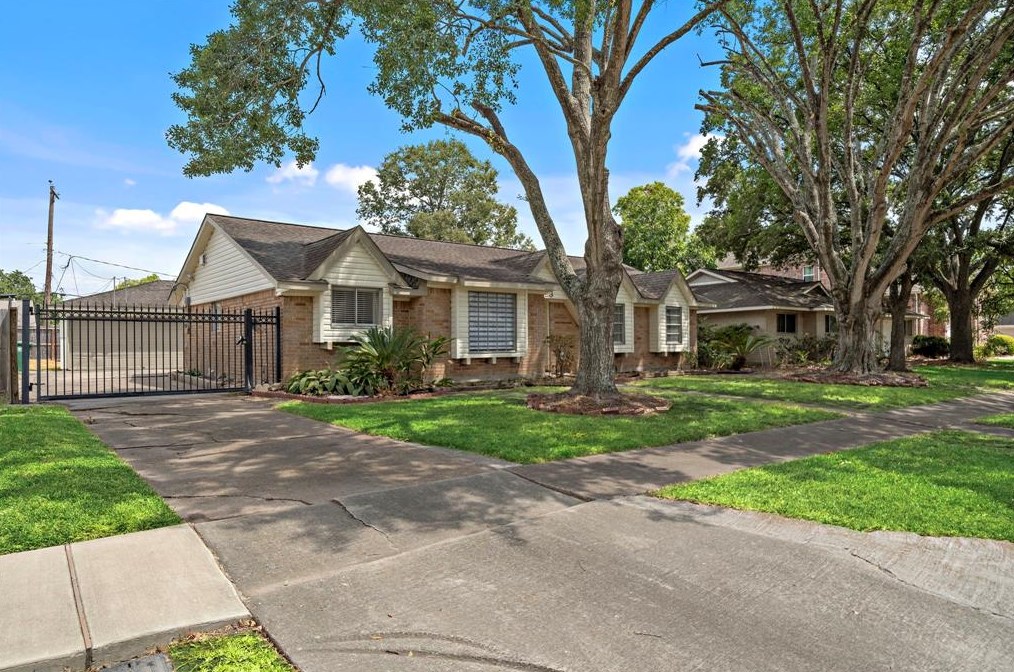 9023 Landsdowne Dr, Houston, TX 77096