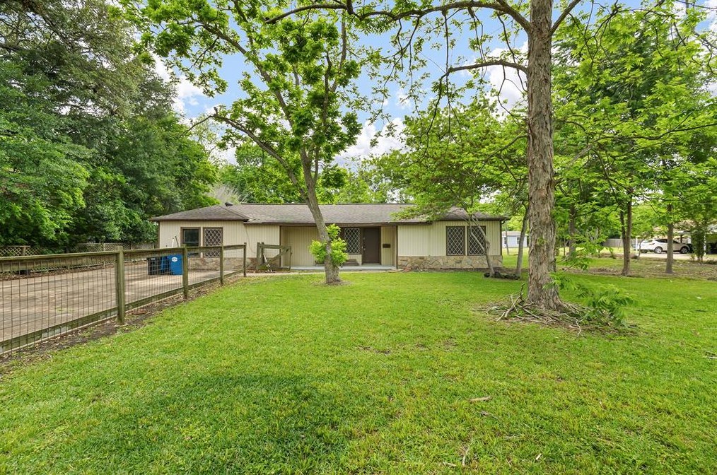7341 Evans St, Houston, TX 77061-2725