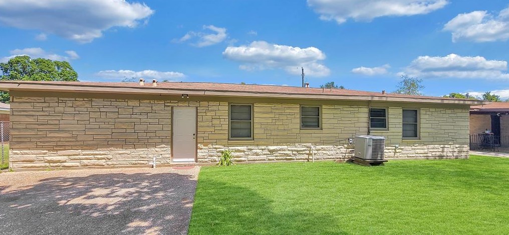 7909 Burgess Rd, Hitchcock, TX 77563