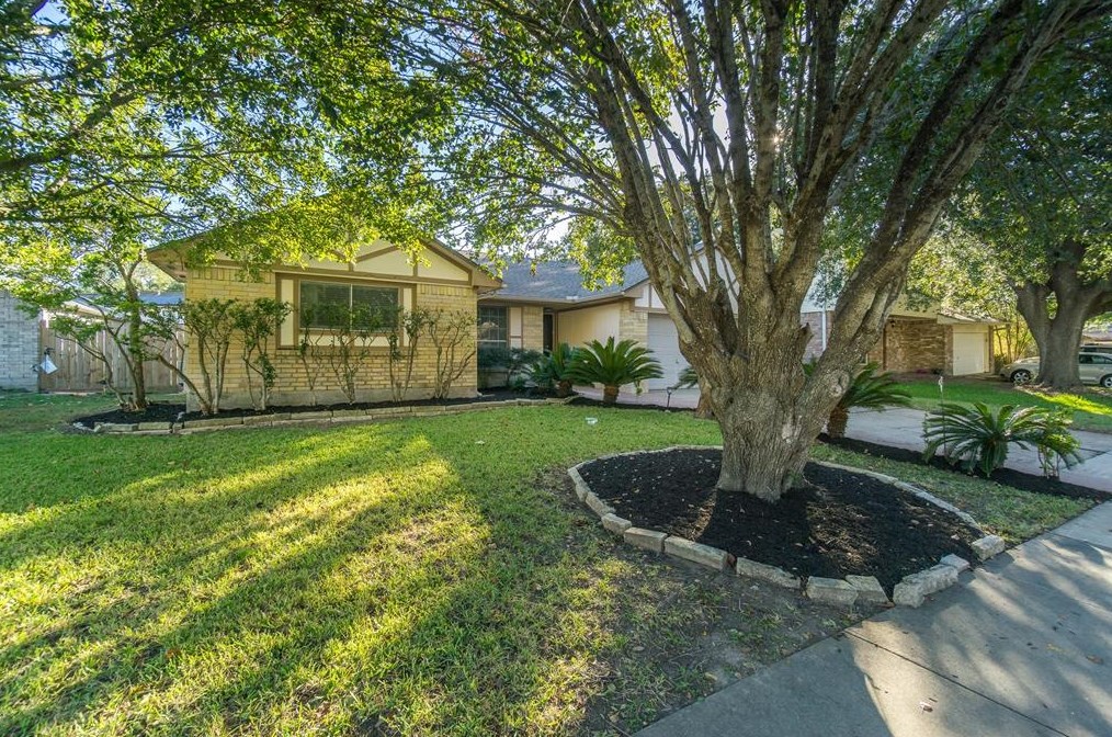 608 Pebbleshire Dr, Houston TX  77062-3233 exterior