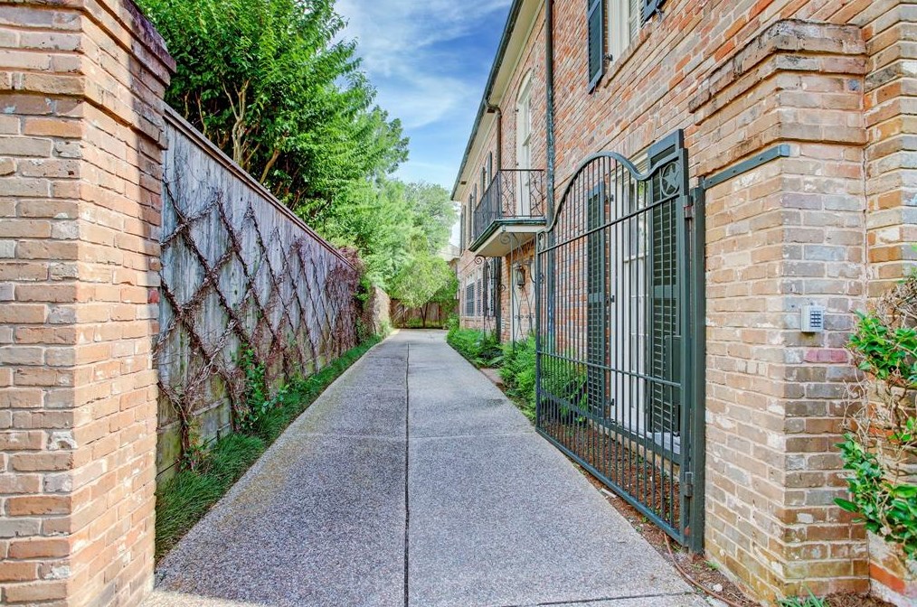 3707 Inwood Dr, Houston TX  77057-3530 exterior