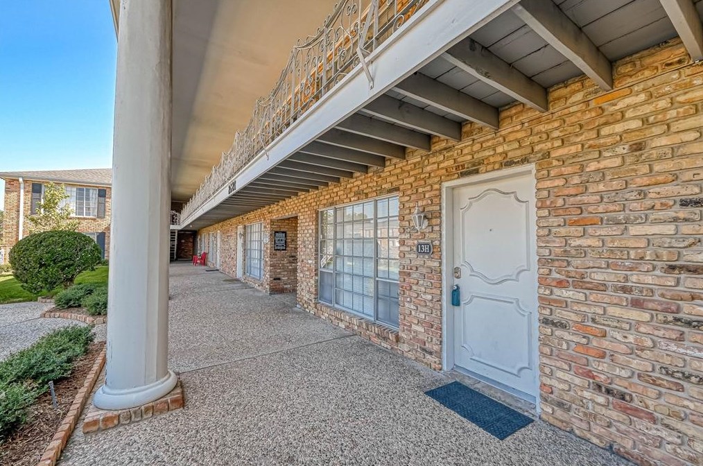 2121 Fountain View Dr #13, Houston, TX 77057