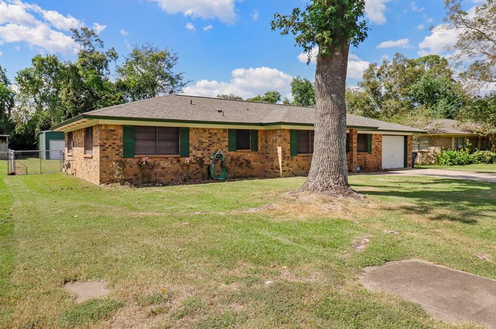 606 Marshall St, West Columbia, TX 77486