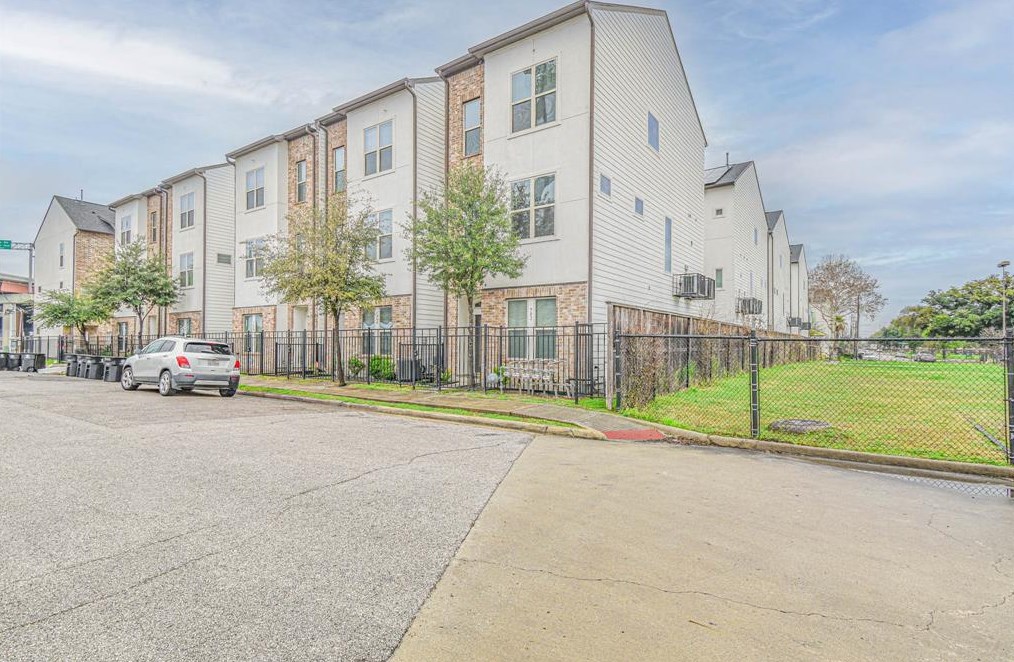 702 Clark St, Houston, TX 77020