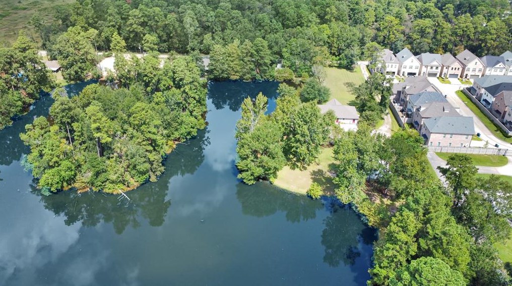1009 Country Ln, Conroe, TX 77384-4420