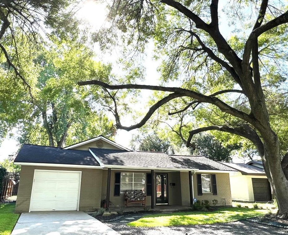 5605 Newcastle St, Bellaire, TX 77401