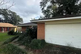 718 Westbury St, West Orange, TX 77630 - Photo 2