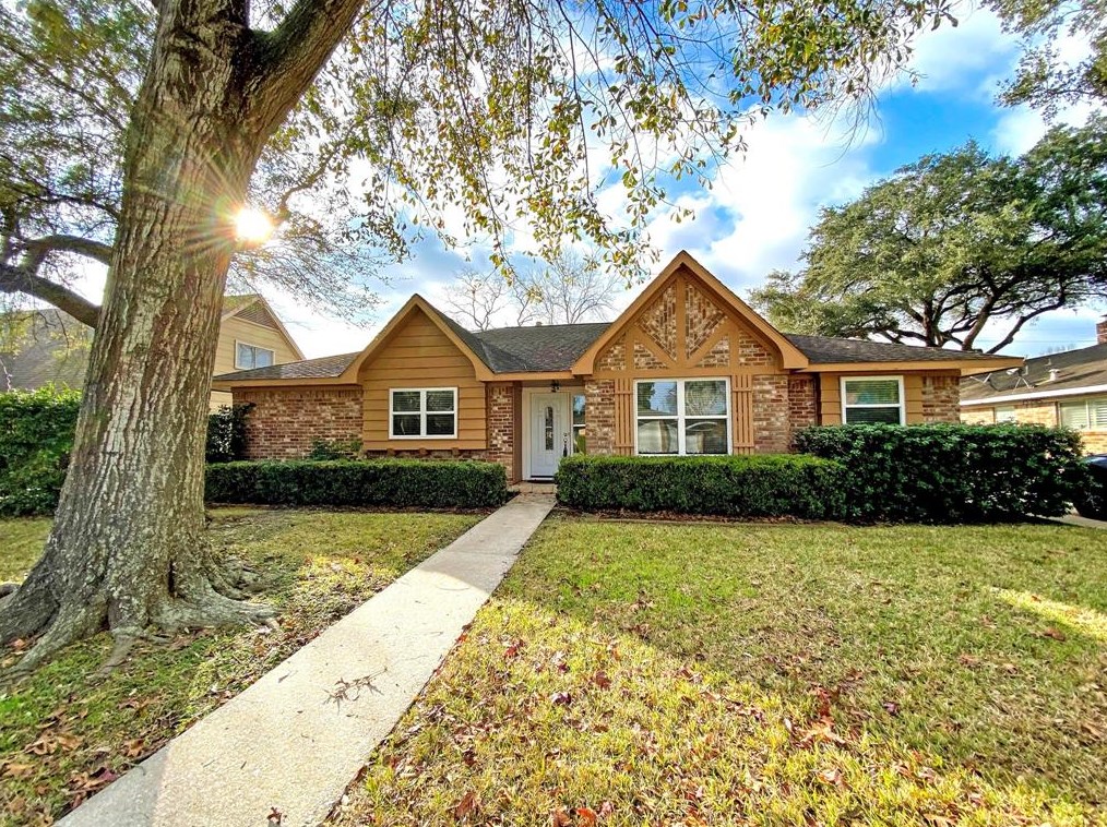 9510 Bob White Dr, Houston, TX 77096