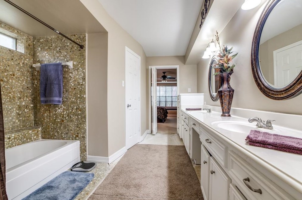 10426 Cypresswood Dr, Houston TX  77070-2807 exterior