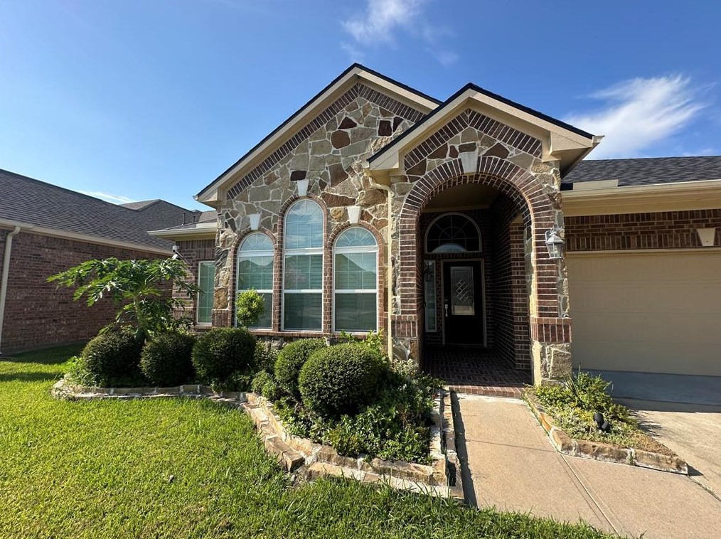 261 Westwood Dr, League City, TX 77573
