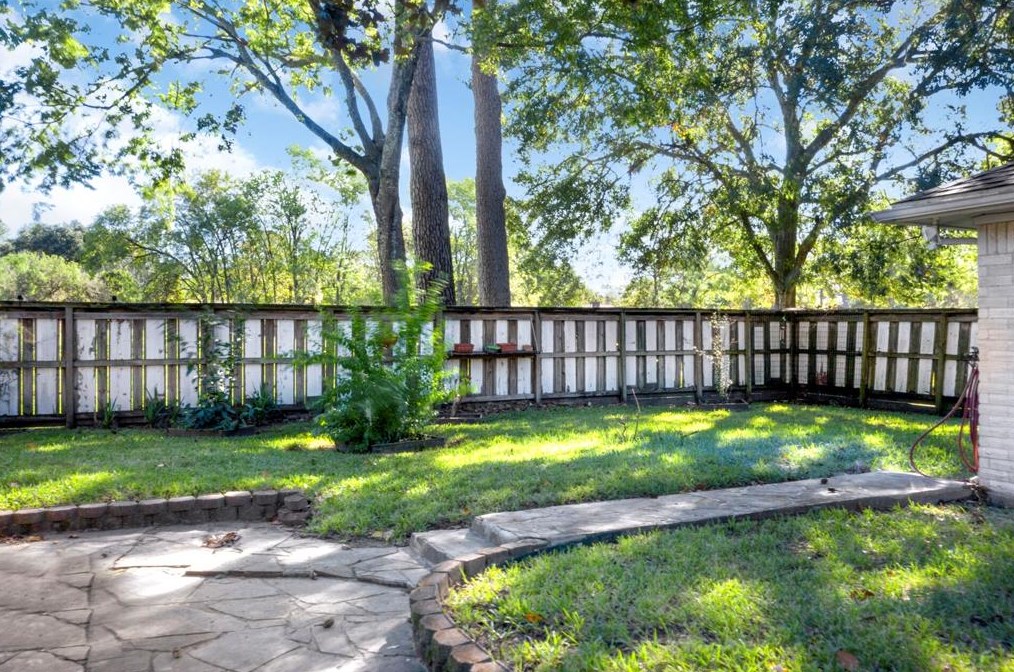 7530 Deep Frst Dr, Houston TX  77088-6717 exterior