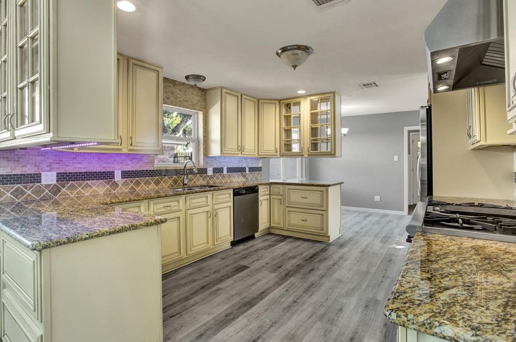 7530 Deep Forest Dr, Houston, TX 77088-6720