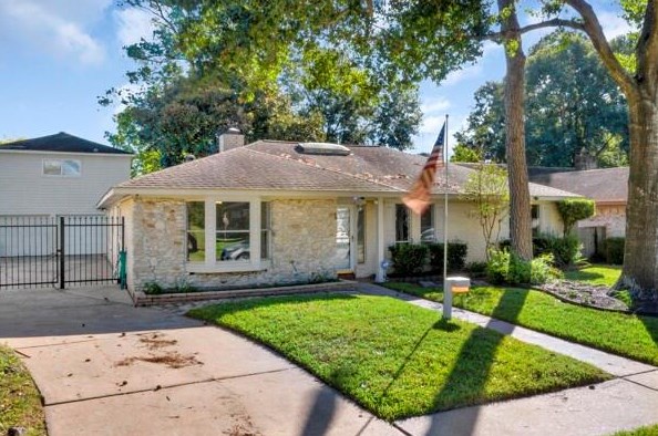 7530 Deep Frst Dr, Houston TX  77088-6717 exterior