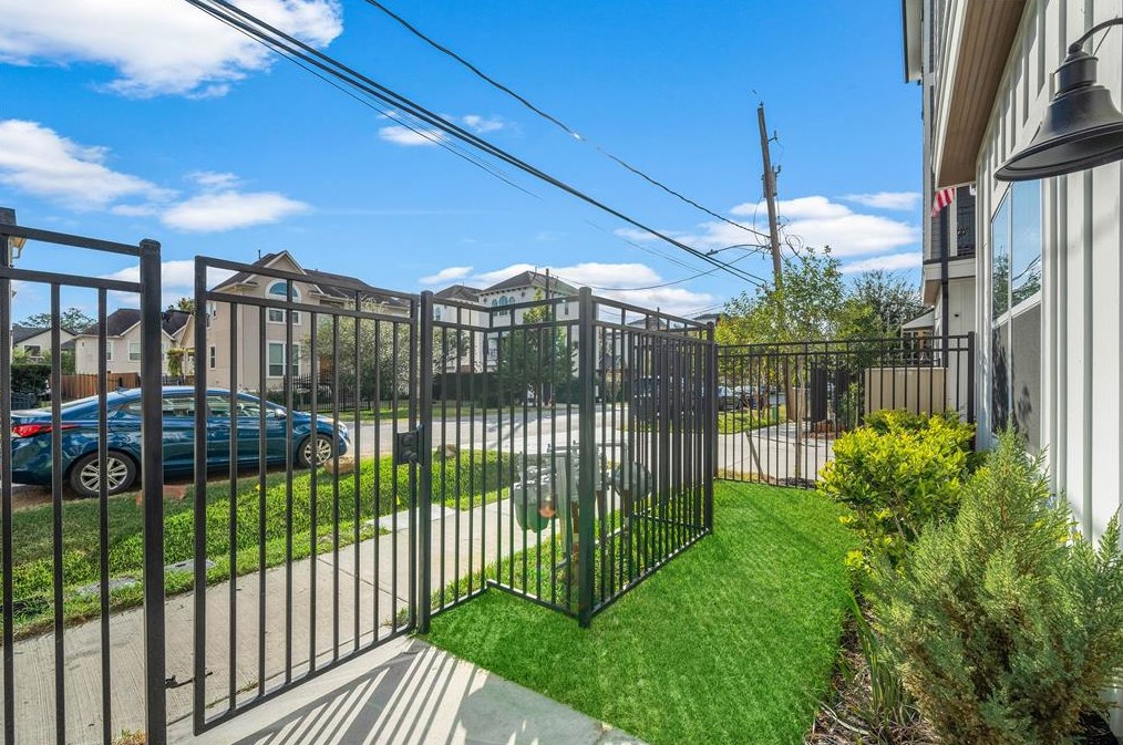 1161 W 24th St, Houston, TX 77008