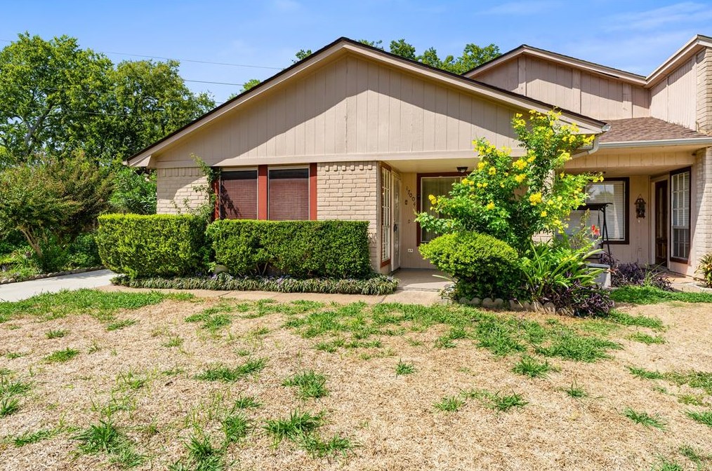 17004 Mercado Dr, Houston, TX 77083-3686