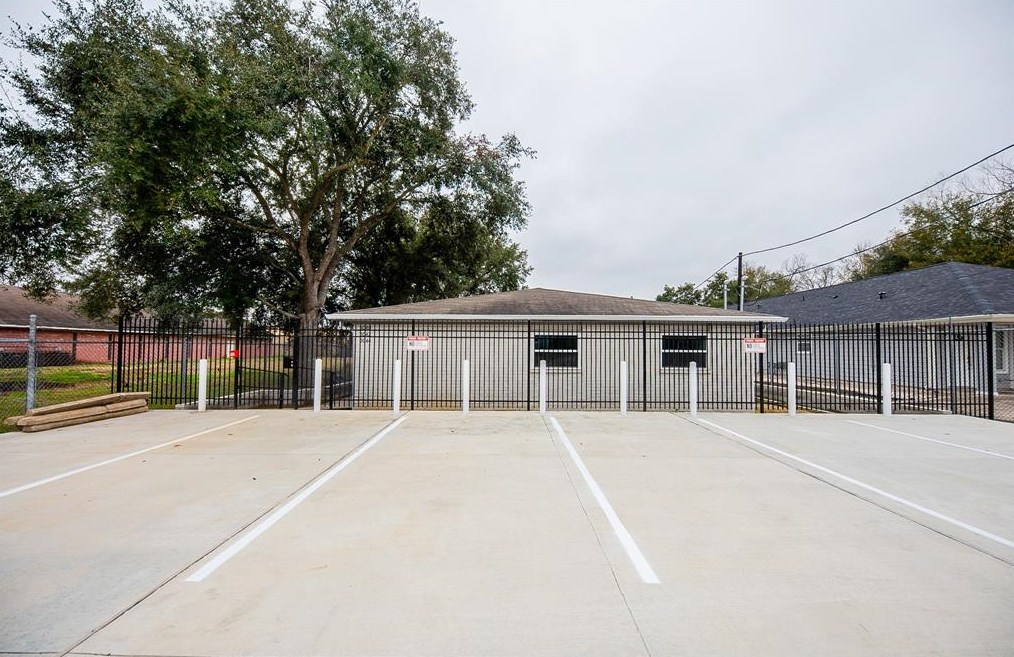 5040 Mallow St, Houston TX  77033-4179 exterior
