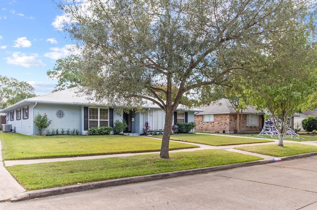 1122 Montour Dr, Houston, TX 77062-2725