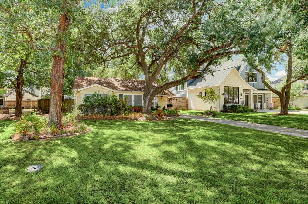 1063 Gardenia Dr, Houston, TX 77018-4312