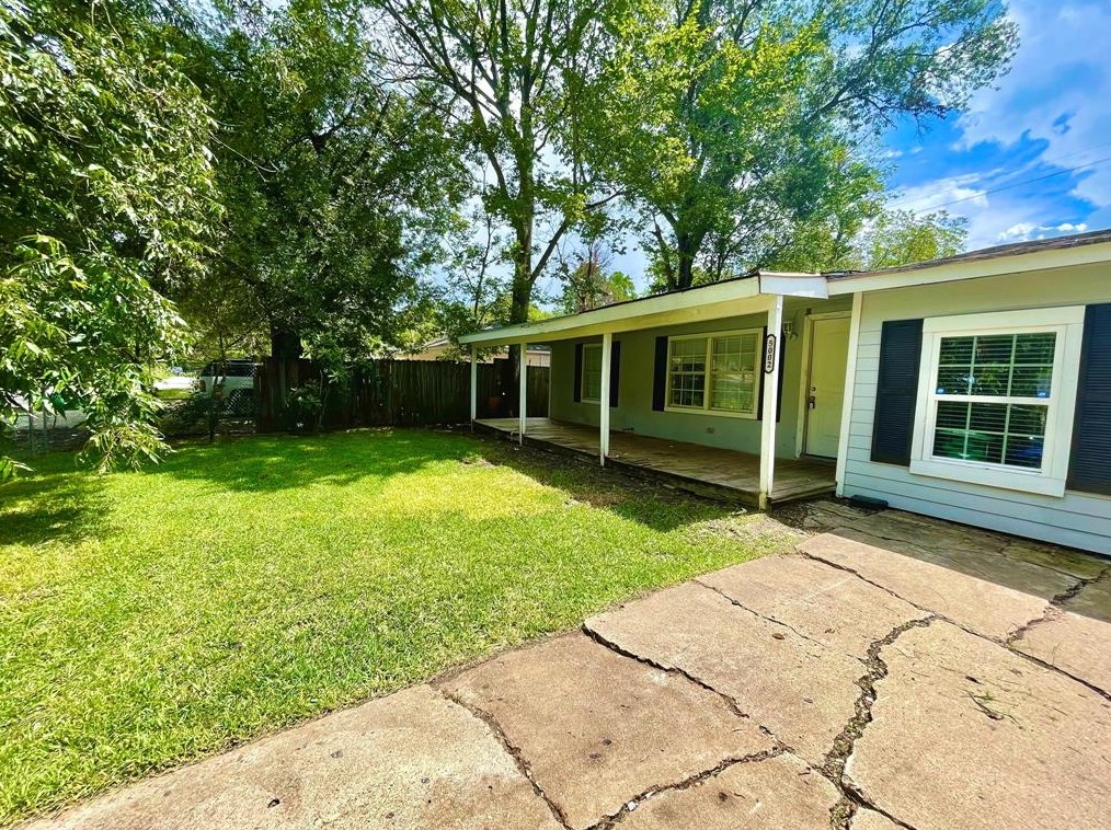 5002 Van Fleet St, Houston, TX 77033-3425