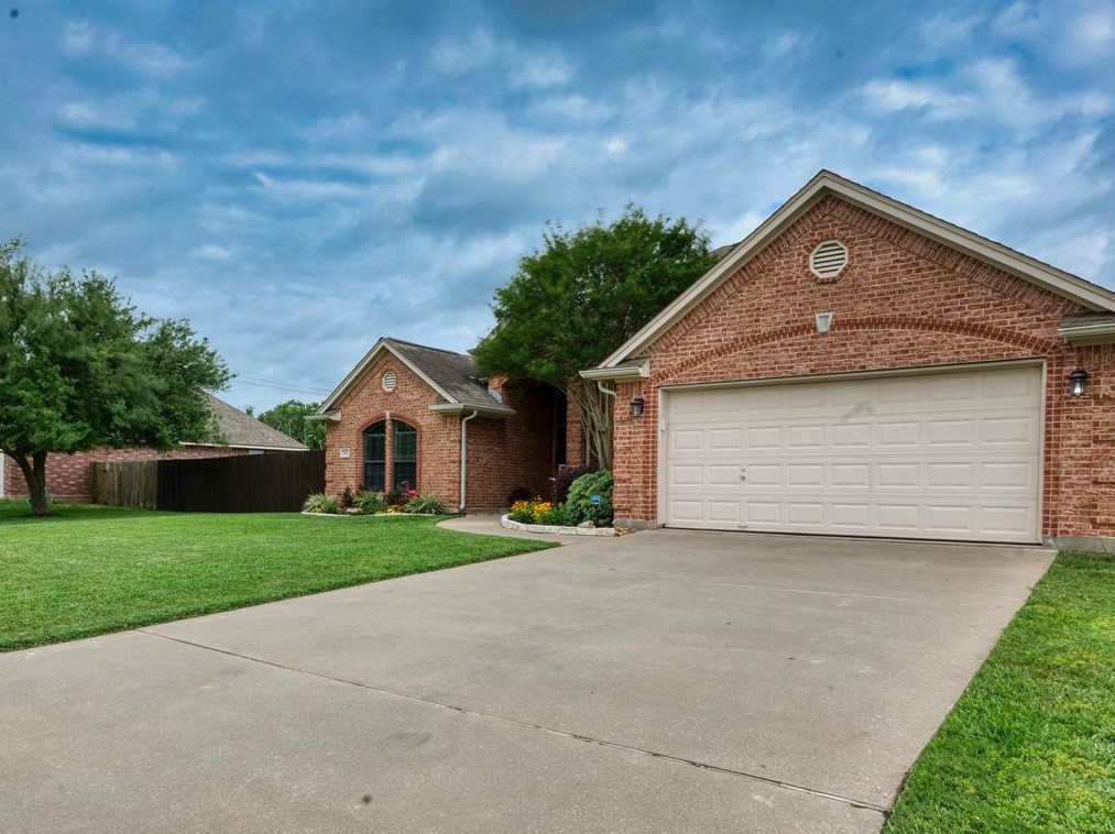112 Wisteria St, Richwood, TX 77531