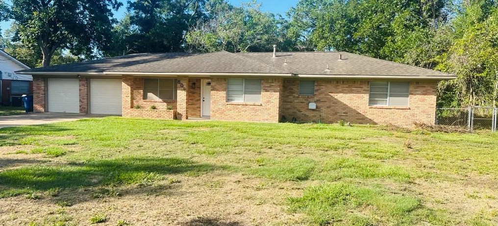 808 W Mulberry St, Angleton, TX 77515