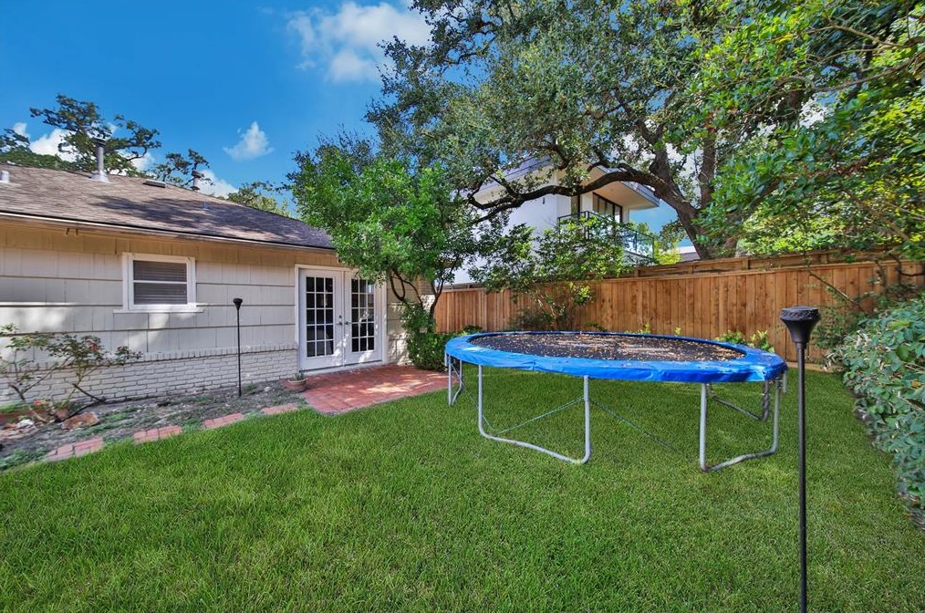 4015 Essex Ln, Houston TX  77027-5116 exterior