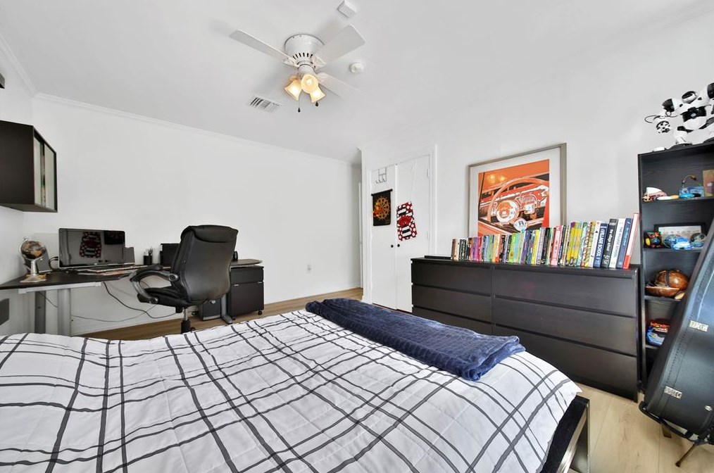 4015 Essex Ln, Houston TX  77027-5116 exterior
