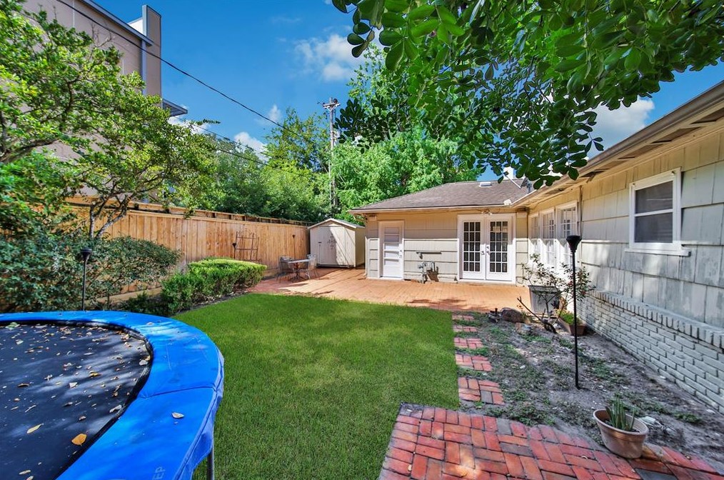 4015 Essex Ln, Houston TX  77027-5116 exterior