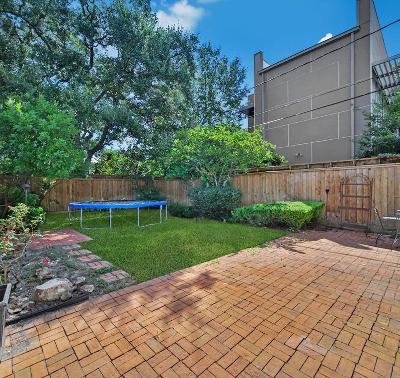 4015 Essex Ln, Houston TX  77027-5116 exterior