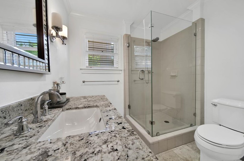 4015 Essex Ln, Houston TX  77027-5116 exterior