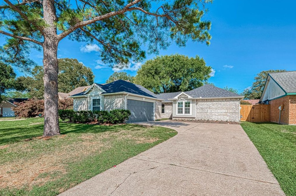 416 Heatherwood Ct, League City, TX 77573