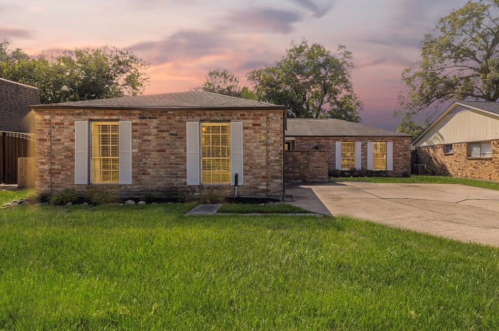 242 Sevenhampton Ln, Houston, TX 77015-2408