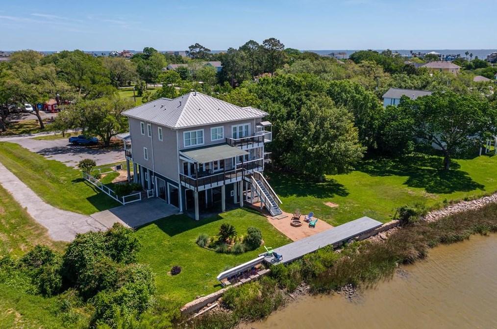 814 Hall Ave, Taylor Lake Village, TX 77586
