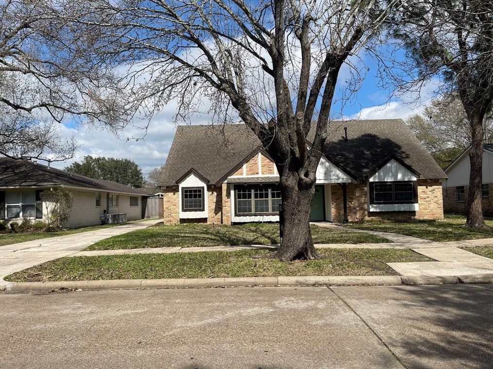6122 Bayou Bridge Dr, Houston, TX 77096-3704