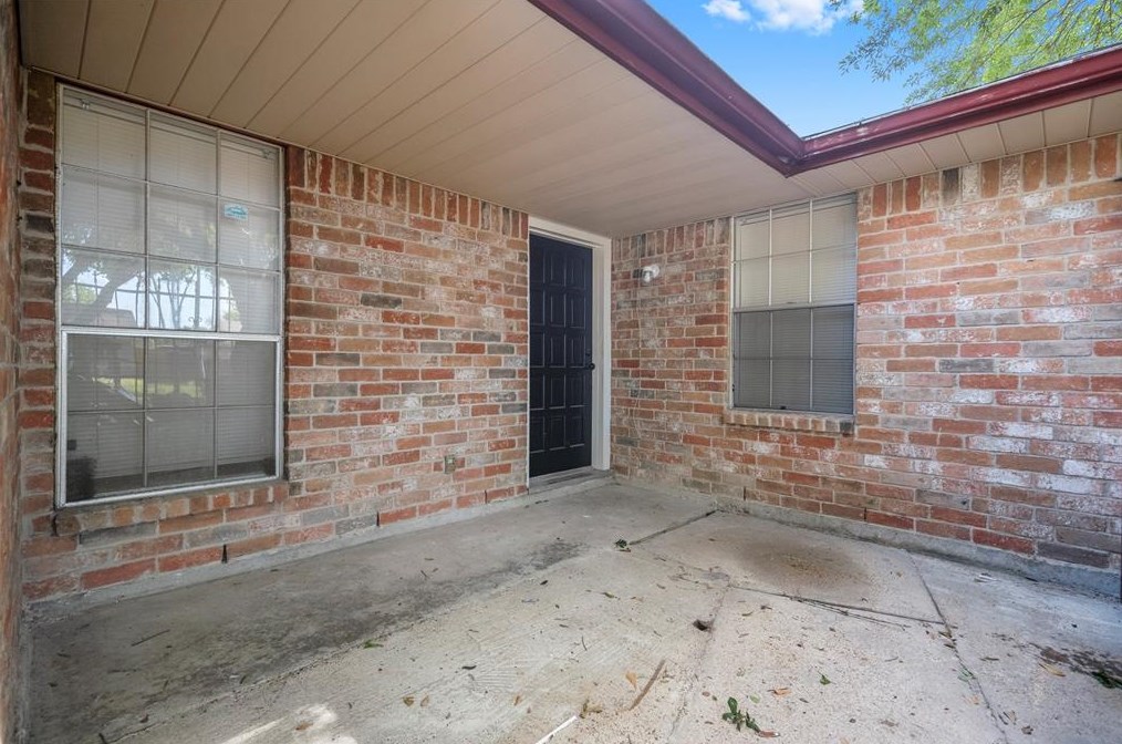 1106 Castolan Dr, Houston TX  77038-1814 exterior