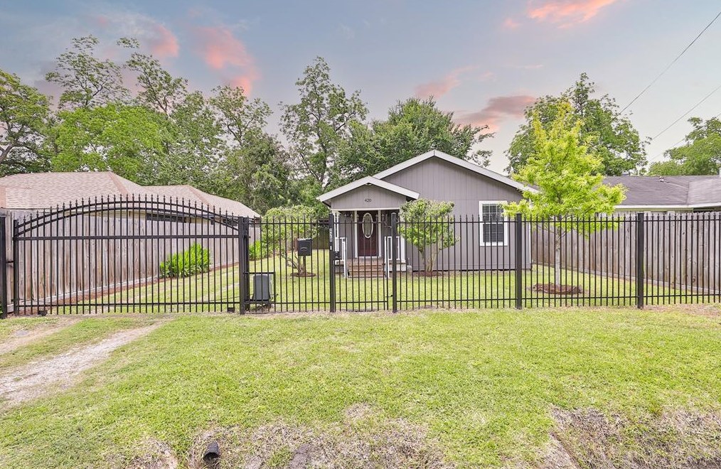 420 E 42nd St, Houston, TX 77022