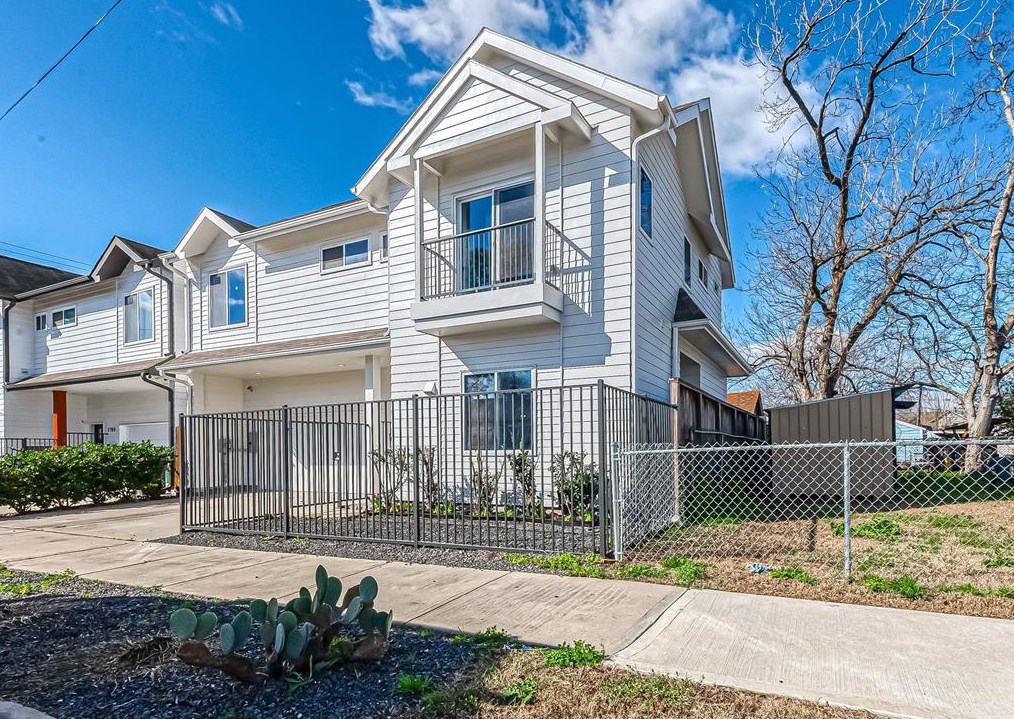 1709 Yates St, Houston, TX 77020-4236