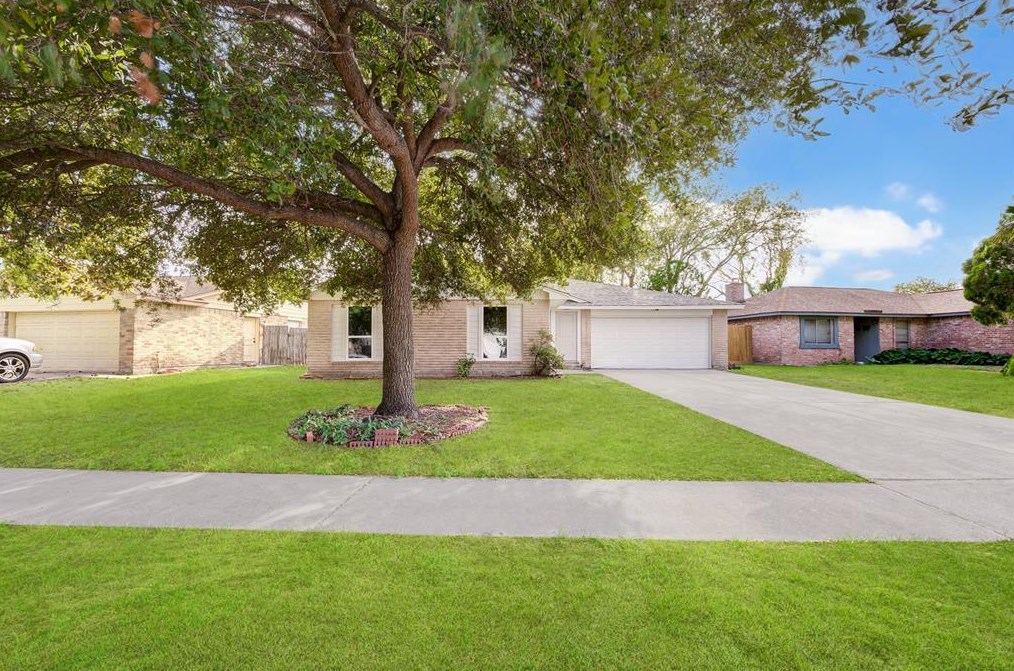 2315 Green Knoll Dr, Houston, TX 77067-2707