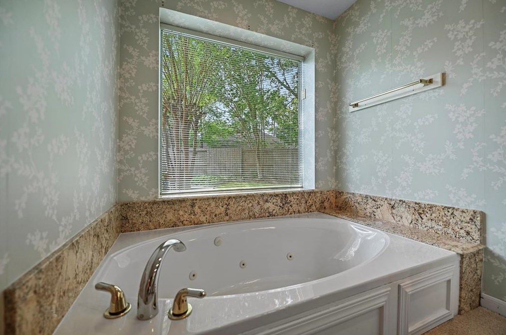 15971 Knl Ldg Dr, Houston TX  77095-1670 exterior