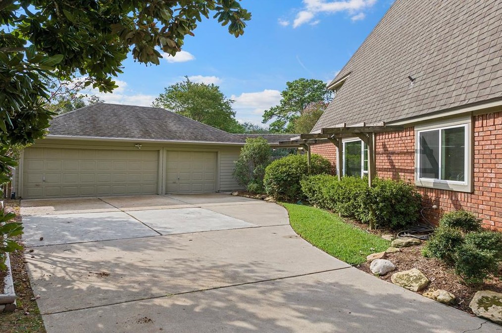15971 Knl Ldg Dr, Houston TX  77095-1670 exterior